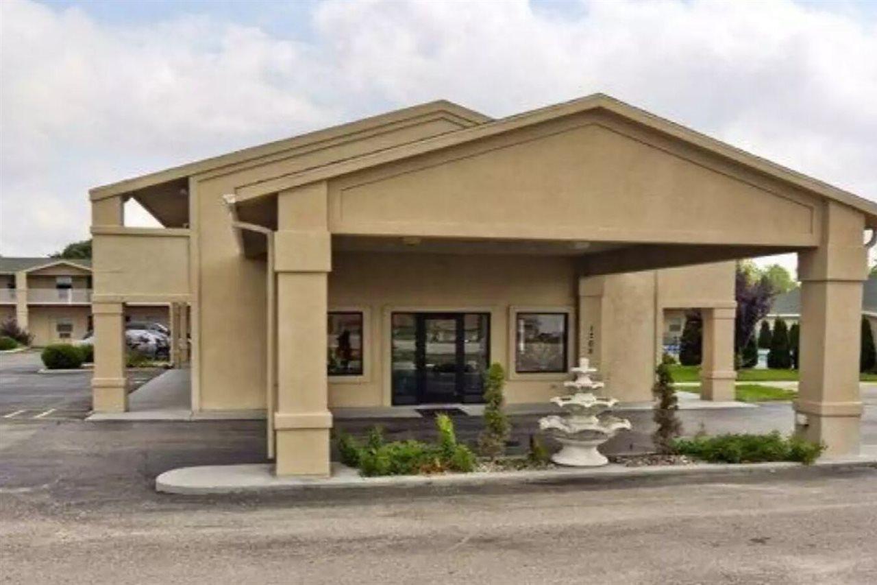Quality Inn & Suites Big Rapids Near University Exterior photo