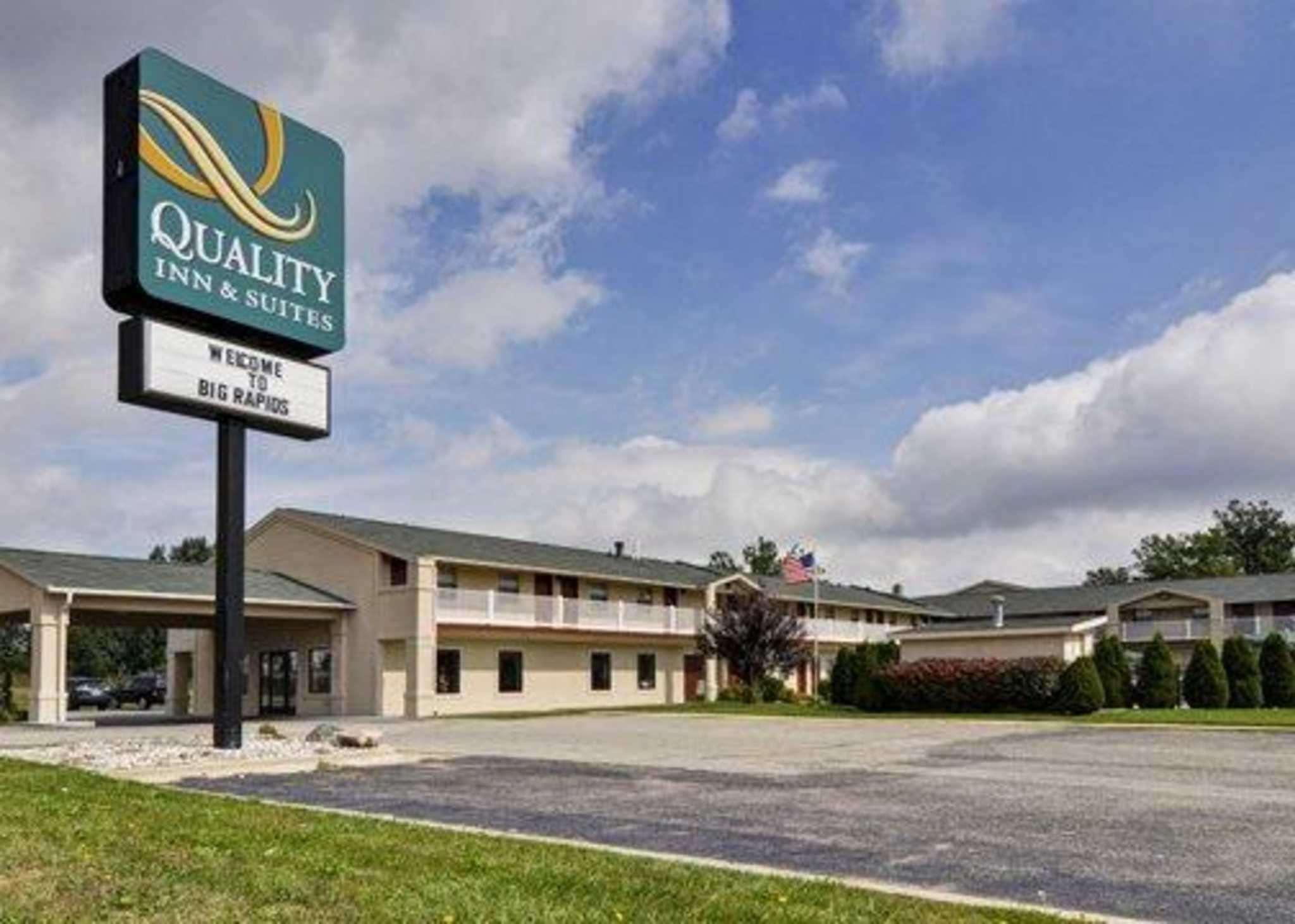 Quality Inn & Suites Big Rapids Near University Exterior photo