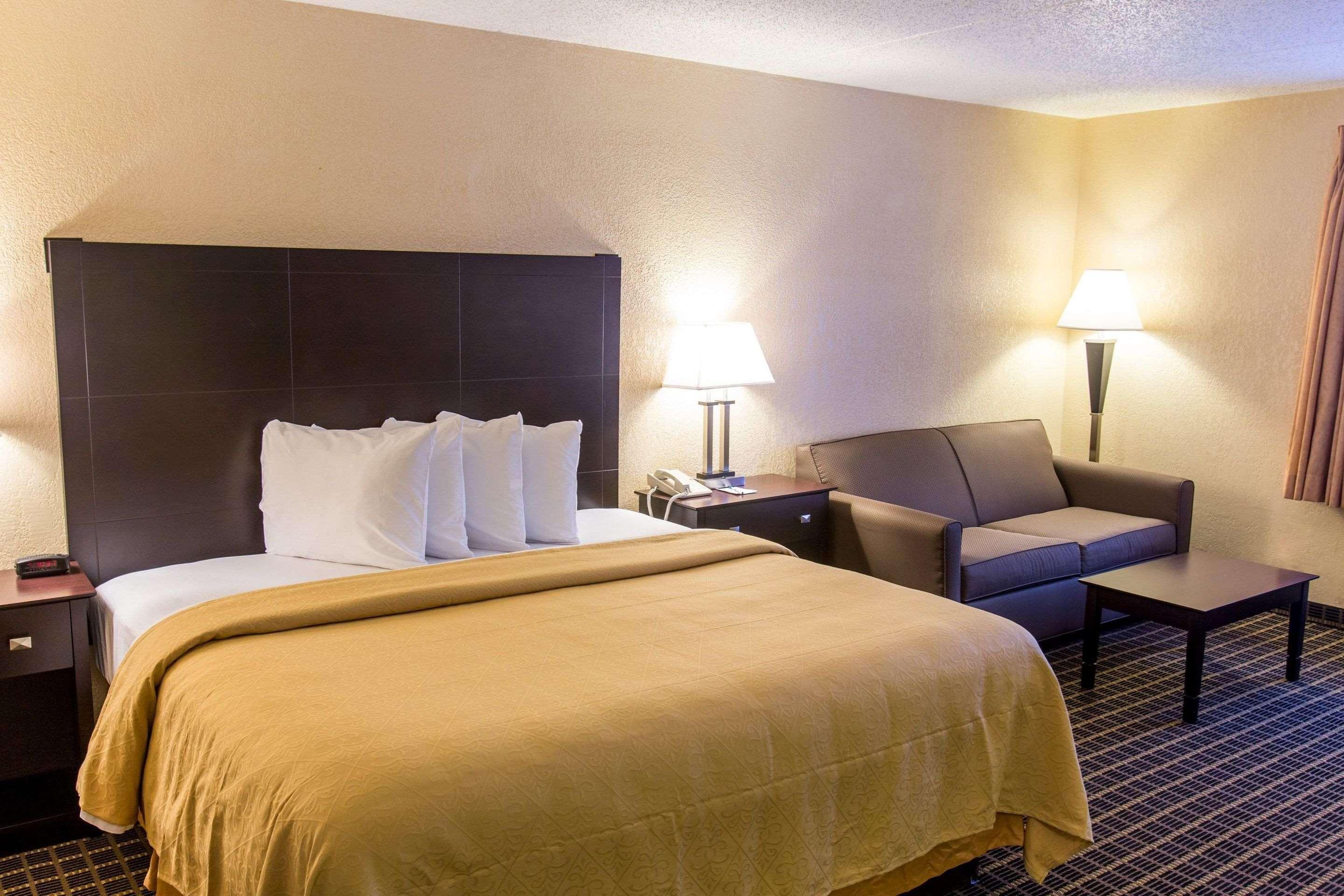 Quality Inn & Suites Big Rapids Near University Exterior photo