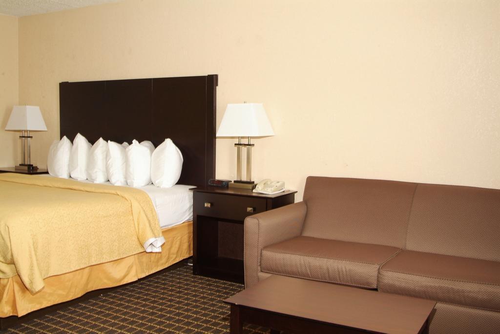 Quality Inn & Suites Big Rapids Near University Exterior photo