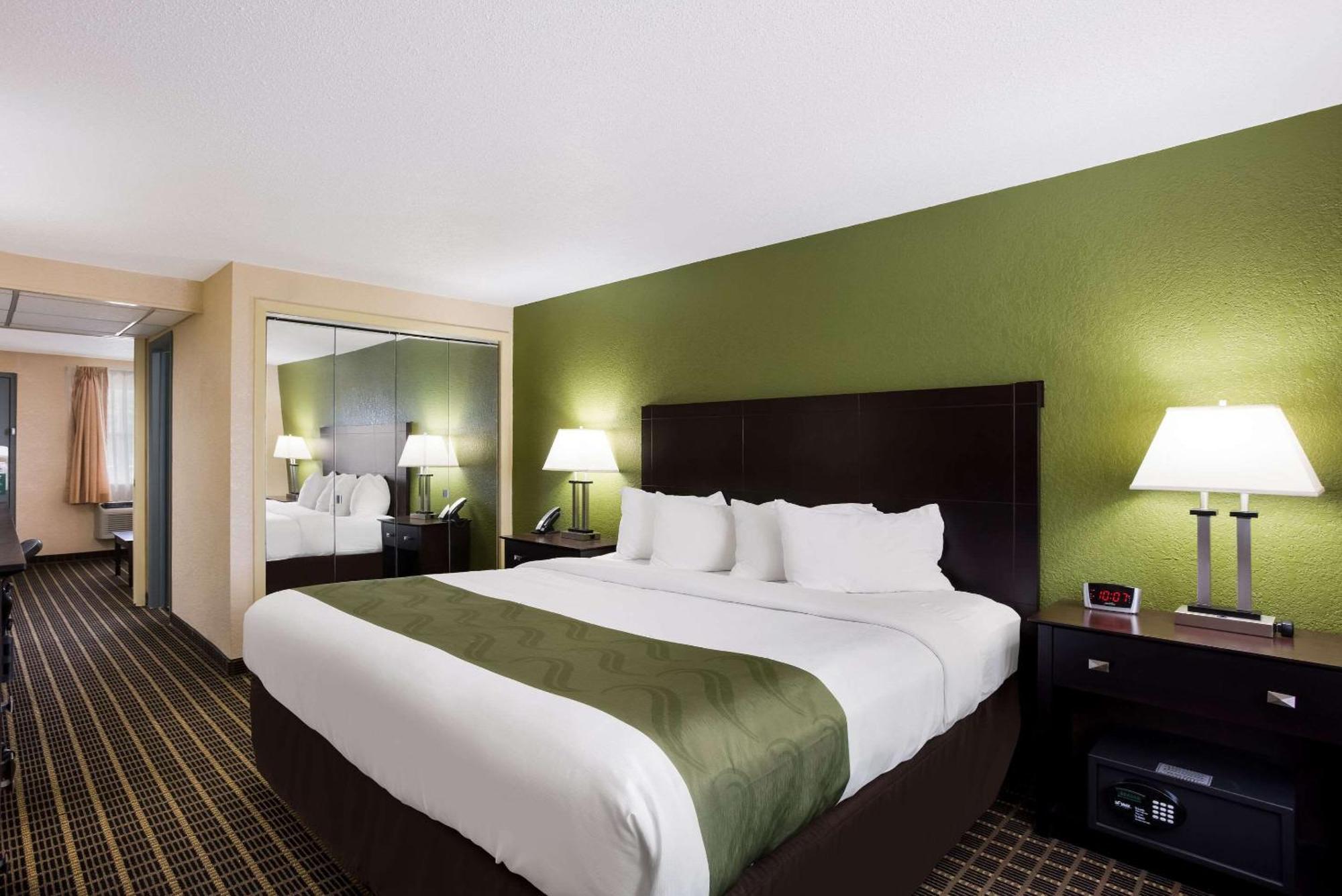 Quality Inn & Suites Big Rapids Near University Exterior photo