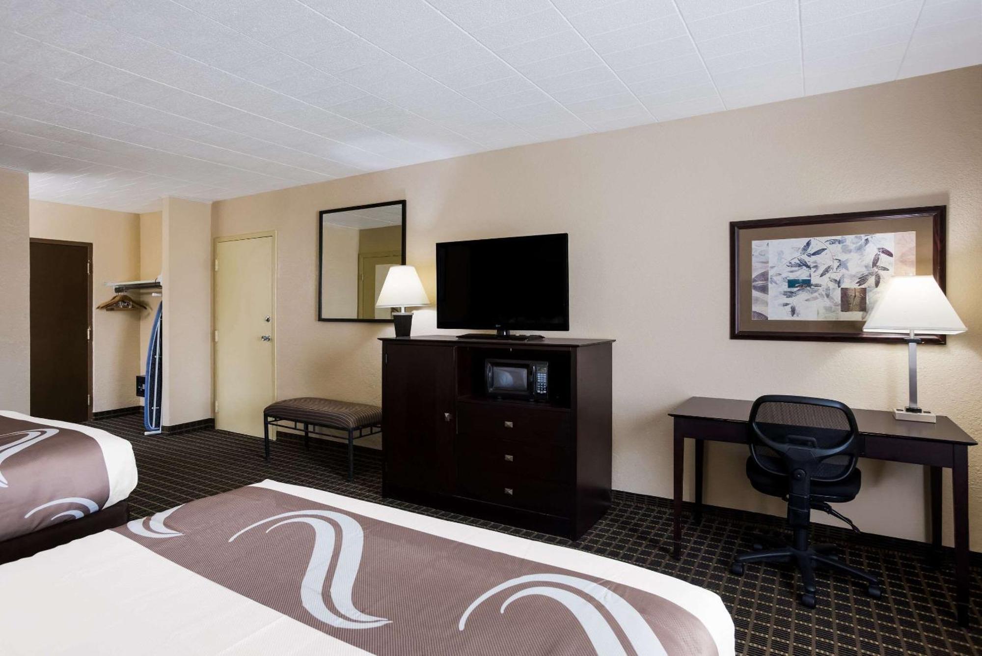Quality Inn & Suites Big Rapids Near University Exterior photo