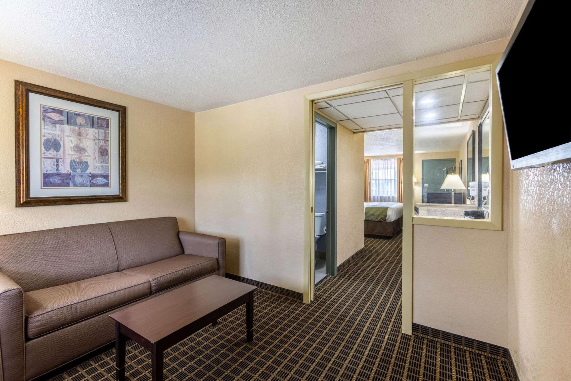 Quality Inn & Suites Big Rapids Near University Exterior photo