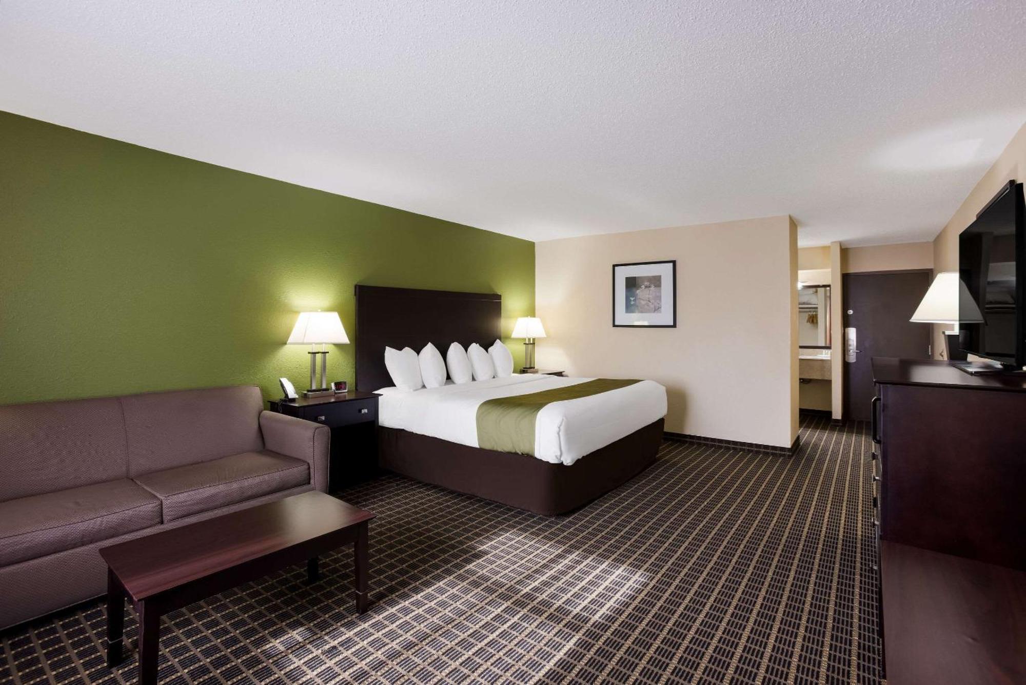 Quality Inn & Suites Big Rapids Near University Exterior photo